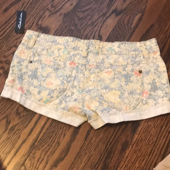 Vintage Y2K Retro Women’s Low rise Floral Patterned Shorts - Picture 3 of 6